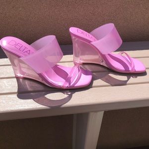 Deltan exotic magenta pink lucite slides size 8.5 new in box